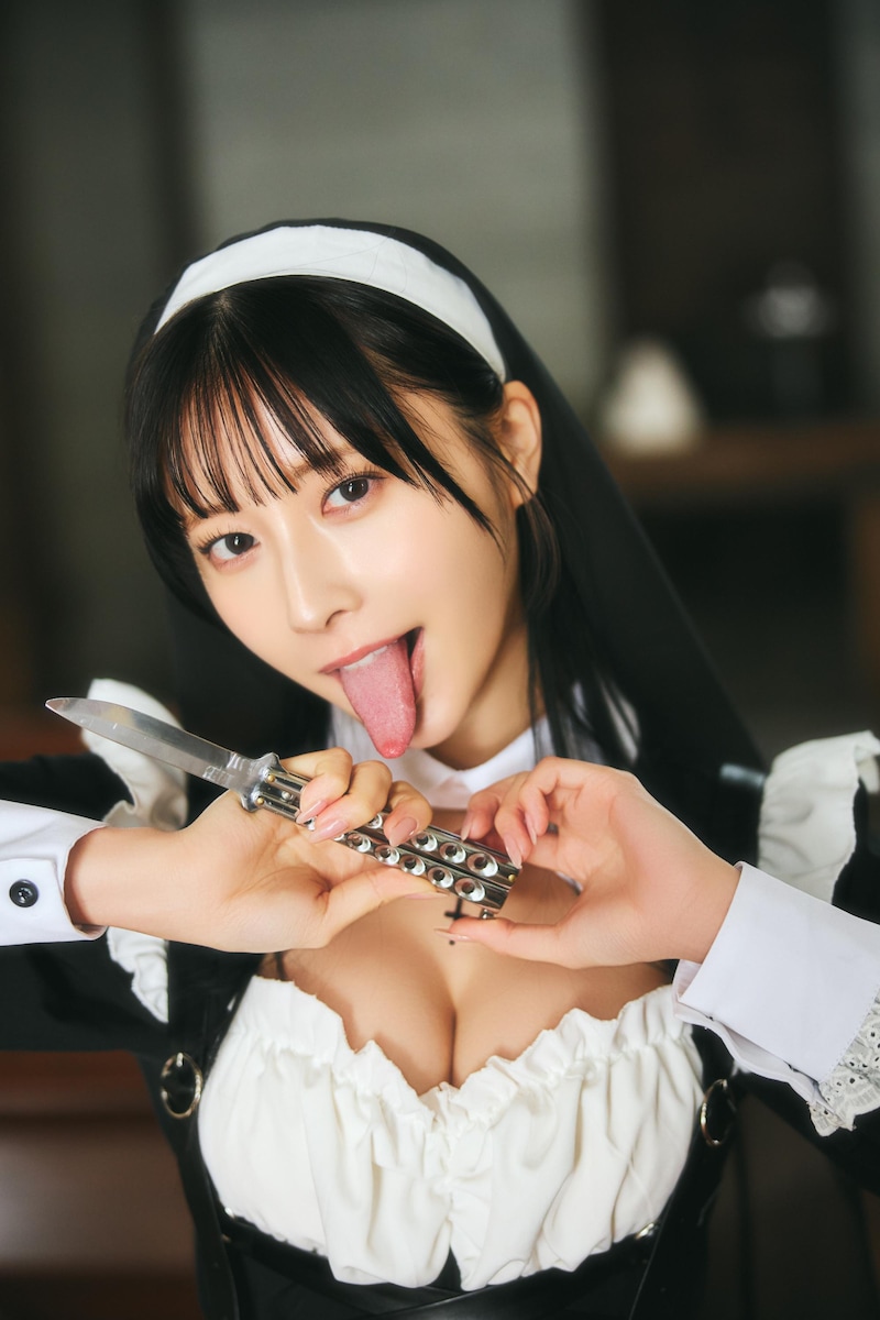 シスター衣装でナイフを舐める汐見まとい。（撮影：高橋慶佑 / ヘアメイク：海瀬志津奈［JULLY］ / スタイリング：大橋みずな）