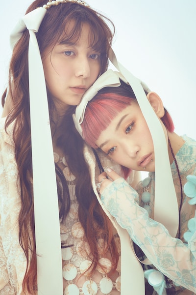 上白石萌歌と詩羽（水曜日のカンパネラ）。