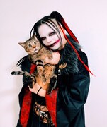 卯月ちゃんを抱っこする桂佑（DEVILOOF）。