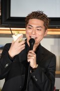 「MATCHAカフェオレ」を鑑賞するEXILE SHOKICHI。
