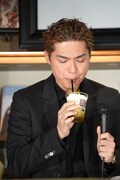 「MATCHAカフェオレ」を味わうEXILE SHOKICHI。