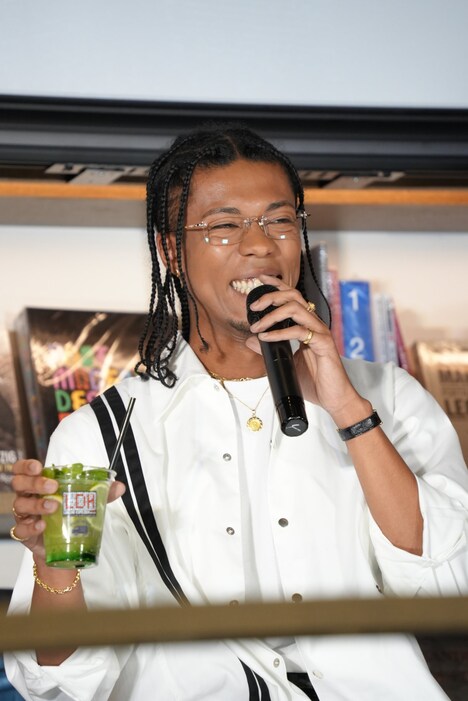 「GINGERモヒート」を味わったJIMMY。