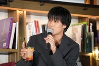 「COLORFULソーダ」を鑑賞する岩城星那。