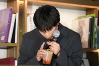 「COLORFULソーダ」を味わう岩城星那。