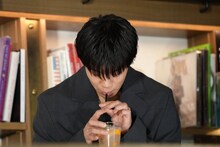 「COLORFULソーダ」を隙あらば飲む岩城星那。