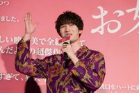 ボードに書かれた感想を読み間違えて耳まで真っ赤になるジェシー。