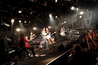 TAIKINGと荒谷翔大。（撮影：丸山達也）