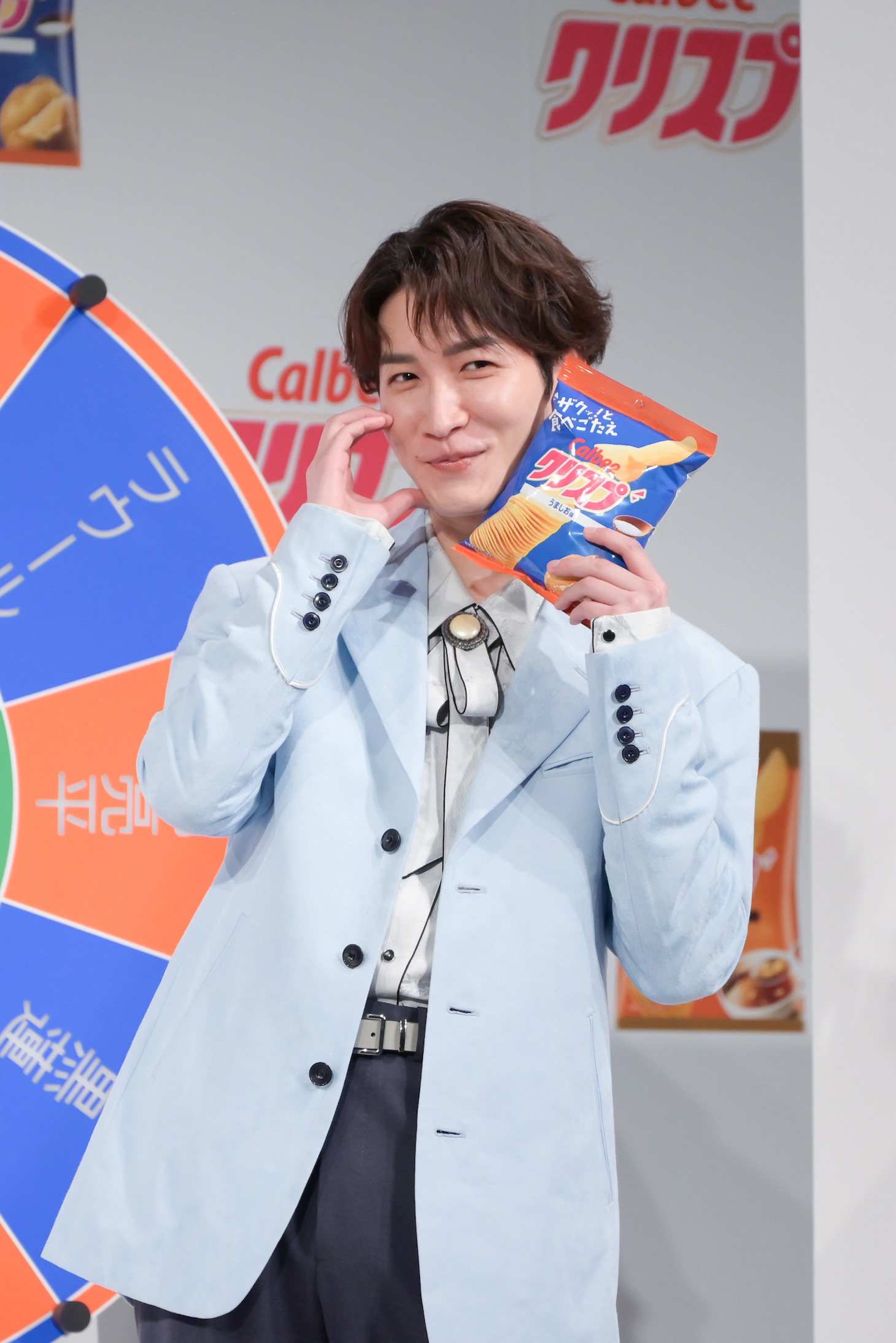 「世界一かわいい『クリスプ』ポーズ」を披露する渡辺翔太。