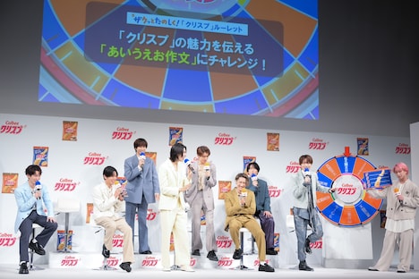 「あいうえお作文」をクールにキメる佐久間大介（右）。