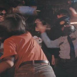 ネクライトーキーもっさが暴漢を相手に大立ち回り!「モブなりのカンフー」MV