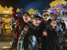 新浜レオン「炎のkiss」MV撮影時のオフショット。