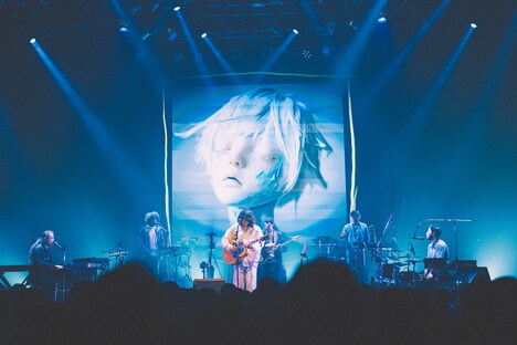 「ROTH BART BARON 10th Anv TOUR 2024-2025『Ice Age: Melt and Blooms』」ファイナル公演の様子。（撮影：金本凛太朗）