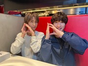 「DayDay.」ポーズをする田中樹(左)、ジェシー(右)。©日本テレビ