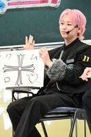 クロムハーツのファンアートとクロムハーツの指輪を見せるシューヤ。