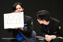 カイの絵をのぞき込むリョウガ。