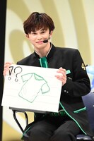 自宅に置いているTシャツ型のラグマットを描いたタクヤ。