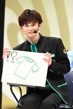 自宅に置いているTシャツ型のラグマットを描いたタクヤ。