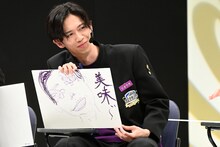 目に入れても痛くないビーフジャーキーへの思いを表現したリョウガ。