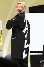 1限目のアロハの背中の文字は「ウクレレ」。