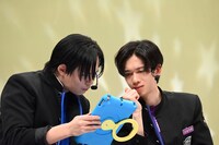 配信視聴者からのコメントをチェックするカイとリョウガ。