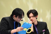 配信視聴者からのコメントをチェックするカイとリョウガ。