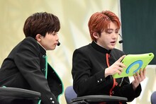 配信視聴者からのコメントをチェックするタクヤとユーキ。