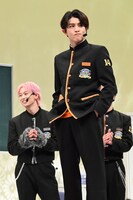 尻相撲に勝ったハル。