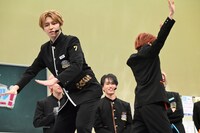 ユーキ（右）を押し出すタカシ（左）。