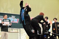 アロハ（左）を押し出すユーキ（右）。