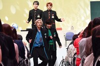 客席に降りるアロハ、タクヤ、ユーキ、マサヒロ（手前から）。