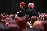 8号車の話を聞くユーキとシューヤ。