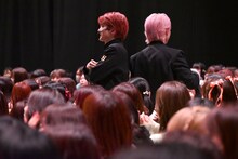 8号車の話を聞くユーキとシューヤ。