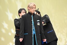 アロハの背中の文字を貼り直すマサヒロとカイ。