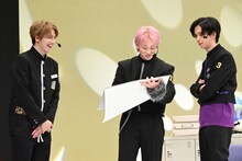 回答を考えるタカシ、シューヤ、リョウガ。