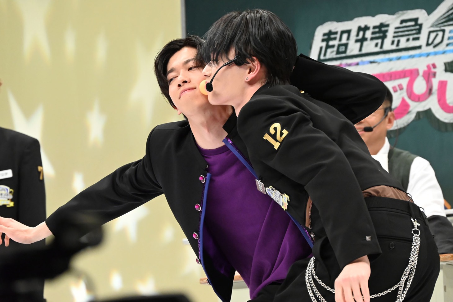 頬にピンポン玉を挟んだリョウガとマサヒロ。