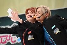 頬にピンポン玉を挟んだユーキとアロハ。