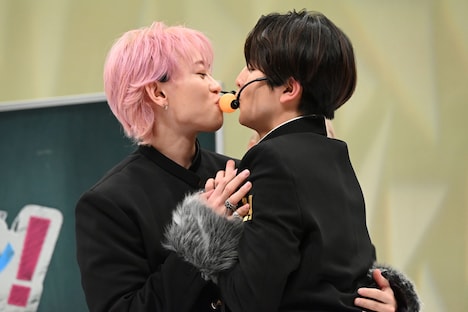 口でピンポン玉を挟んだシューヤとハル。