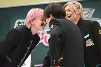 おでこ作戦に切り替えたシューヤ＆ハルと、2人に近付くアロハ（奥）。