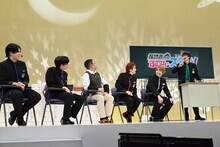 1桁号車に話しかけるタクヤ先生（右）。