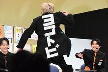 2限目のアロハの背中の文字は「ヨコトビ」。