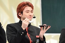 ぼた餅をレンゲで食べるユーキ。