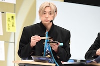 ぼた餅を食べるアロハ。