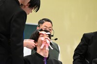 顔にふせんを貼られるリョウガ。