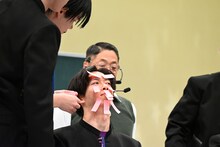 顔にふせんを貼られるリョウガ。