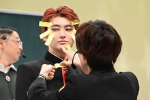 顔にふせんを貼られるユーキ。