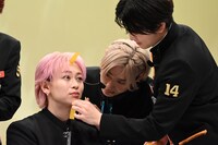 顔にふせんを貼られるシューヤ。