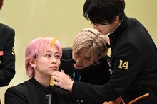 顔にふせんを貼られるシューヤ。