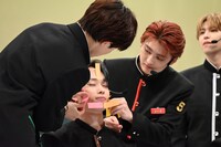 顔にふせんを貼られるマサヒロ。