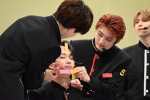 顔にふせんを貼られるマサヒロ。