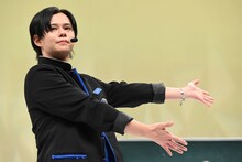 ふせん貼りの様子を紹介するカイ。